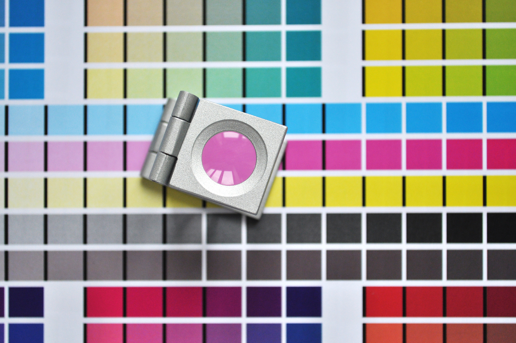 Color scales and loupe used for digital printing process